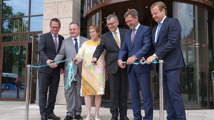 V. l. n. r.: Dr. Georg Rosenfeld, Vorstand IFG, OB Dr. jur. Christian Scharpf, Dr. Monika Gommolla, Aufsichtsratsvorsitzende Maritim Hotels, Dr. Florian Herrmann, Leiter Staatskanzlei, Nobert Forster, Vorstand IFG und Nicolai Greiner, Vorstand VIB (Foto: © Maritim Hotels)