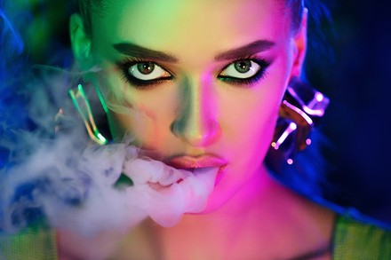 Eine Frau beim Rauchen