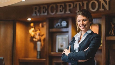 Eine Weiterbildung zum Betriebswirt an der Hotelfachschule Bad Wörishofen eröffnet so manchen Weg in höhere Positionen der Hospitality. (Foto: © valentinrussanov via Getty Images) Hotelmanagerin an Rezeption