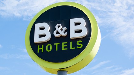 Die B&B Hotels wachsen kontinuierlich. Jetzt hat die Hotelgruppe ihr 700. Hotel auf dem Globus eröffnet. (Foto: © Léna Constantin/stock.adobe.com) Schild auf dem B&B Hotels steht.