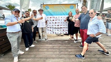 Die Initiative Gastronomie Frankfurt lud die Branche zu einer Sommer-Party ein und feierte im Citybeach auf dem Dach des Parkhauses Konstabler. Die Gastgeber (v. l. n. r.): Die beiden IGF-Vorstände Madjid Djamegari und James Ardinast, Goran Petreski, Gastro-Berater Michael van Goethem, die Beiräte Lena Iyigün, Jalalle Chahboune, Frank Winkler und Matthias Martinsohn. (Foto: © IGF) Die Initiative Gastronomie Frankfurt lud die Branche zu einer Sommer-Party ein