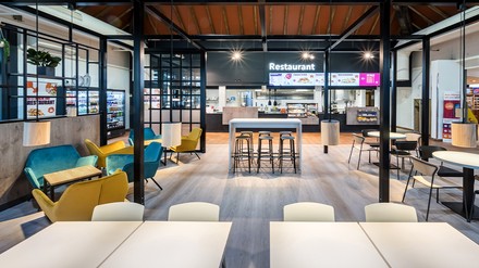 Ein modernes Raumkonzept und digitale Elemente sollen die Aufenthaltsqualität steigern. (Foto: © Tank & Rast) Restaurant von Tank & Rast