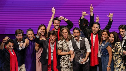 Die Chefs des Peruanischen Restaurants „Central“ Virgilio Martinez (5-R) und Pia Leon (6-R) feiern zusammen mit ihrem Team den Titel als bestes Restaurant der Welt. (Foto: © picture alliance / EPA | MANUEL BRUQUE) Die Chefs des Peruanischen Restaurants „Central“ Virgilio Martinez (5-R) und Pia Leon (6-R) feiern zusammen mit ihrem Team den Titel als bestes Restaurant der Welt.
