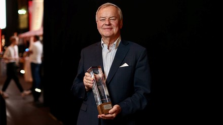 Rudi Bindella wird mit der „Flamme de l’accueil“ geehrt. (Foto: © GastroSuisse/Reto Schlatter) Rudi Bindella