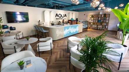In der Luqel Water Bar gibt es 30 verschiedene Wassersorten zum degustieren. (Foto: ©LUQEL AQUA WATER BAR)) Die LUQEL AQUA WATER BAR.