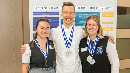Jugendmeister 2023 im Gastgewerbe: Strahlende Siegerinnen und Sieger (v.l.): Hotelfachfrau Katharina Walk vom Hotel Bergkristall (Oberstaufen), Koch Tobias Pecher von Feinkost Käfer (München) und Restaurantfachfrau Lisa-Marie Barbara Harrer von der Heidexx Genusshütte (Heideck).