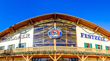 Das Paulaner-Festzelt stellt auf der Wiesn testweise auf Bio-Hendl um. (Foto: © fottoo/stock.adobe.com) Paulaner-Festzelt auf der Wiesn