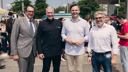 V. l. n. r.: Alexander Aisenbrey, Alexander Herrmann, Dr. Marcel Klinge und Marcus Fränkle bei der Foodtruck-Aktion der Denkfabrik Zukunft der Gastwelt in Berlin (Foto: © DZG) Alexander Aisenbrey, Alexander Herrmann, Dr. Marcel Klinge und Marcus Fränkle