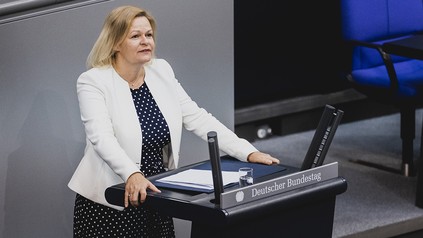 Nancy Faeser (SPD), Bundesministerin für Inneres und Heimat, sagte in der abschließenden Debatte zur Reform des Fachkräfteeinwanderungsgesetzes, dass Deutschland „das modernste Einwanderungsrecht der Welt“ bekommen werde. (Foto: © picture alliance / photothek | Florian Gaertner)