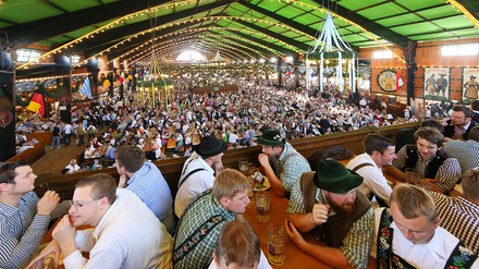 Bis spätestens 2028 sollen die großen Festzelte auf dem Münchner Oktoberfest klimaneutral werden. (Foto: © München Tourismus Tommy Loesch) Im Festzelt auf dem Münchner Oktoberfest