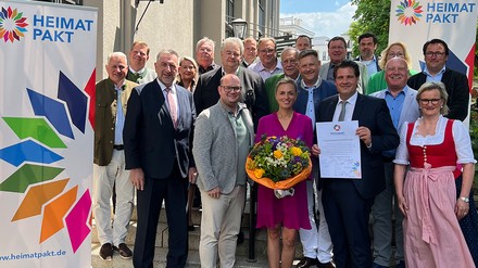 Heimatpakt Vorstand: Der Gründungsvorstand des Heimatpaktes (v. l.): Schriftführer Lars Bubnick, Geschäftsführer des Landesinnungsverbands für das bayerische Fleischerhandwerk, 2. Vorsitzender Dr. Thomas Geppert aus Bad Aibling, 1. Vorsitzende Barbara Stadler aus Anzing sowie Schatzmeister Günther Felßner, Präsident des Bayerischen Bauernverbandes (Foto: © Frank-Ulrich John). Heimatpakt Vorstand: Der Gründungsvorstand des Heimatpaktes (v. l.): Schriftführer Lars Bubnick, Geschäftsführer des Landesinnungsverbands für das bayerische Fleischerhandwerk, 2. Vorsitzender Dr. Thomas Geppert aus Bad Aibling, 1. Vorsitzende Barbara Stadler aus Anzing sowie Schatzmeister Günther Felßner, Präsident des Bayerischen Bauernverbandes
