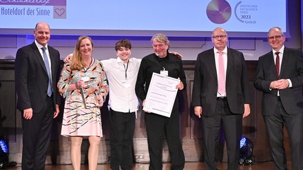 V.l.n.r.: Thomas Kraus, Vorsitzender Initiative Ludwig-Erhard-Preis e.V. Nicole Kobjoll, Inhaberin Hoteldorf Schindlerhof Klaus Kobjoll, Gründer und Markenbotschafter Schindlerhof Max, die dritte Generation Schindlerhof Peter Altmaier, Bundesminister a.D. Dr. Wolfgang Schirmer, Jury-Vorsitzender ILEP (Foto: © ILEP e.V.) V.l.n.r.: Thomas Kraus, Vorsitzender Initiative Ludwig-Erhard-Preis e.V. Nicole Kobjoll, Inhaberin Hoteldorf Schindlerhof Klaus Kobjoll, Gründer und Markenbotschafter Schindlerhof Max, die dritte Generation Schindlerhof Peter Altmaier, Bundesminister a.D. Dr. Wolfgang Schirmer, Jury-Vorsitzender ILEP