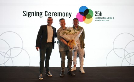 Sylvain Pasdeloup, Senior Vice President, Operations, Ennismore, South East Asia, Japan, South Korea, Alexander H. Kusuma, CEO, ASRI, und Christoph Hoffmann, Founder, 25hours Hotels freuen sich bereits auf die Eröffnung des neuen 25hours Hotel The Oddbird in Asien. (Foto: © 25hours Hotels) Sylvain Pasdeloup, Alexander H. Kusuma und Christoph Hoffmann