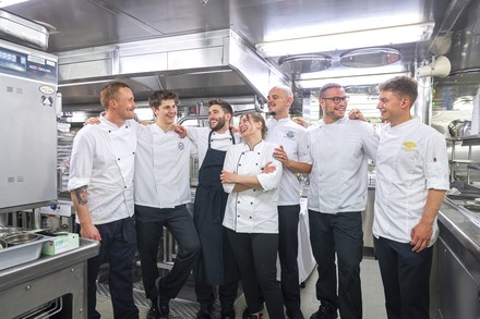 Die sieben Nachwuchstalente auf einem Bild. (Foto: © Selektion Deutscher Luxushotels)