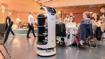Die Delegierten waren fasziniert und begeistert von den Möglichkeiten, die sich durch den Einsatz von Servicerobotern in der Gastronomie ergeben. (Foto: © Sebotics/mail@ausdrucksfotografie.ch) Serviceroboter an der DV GastroSuisse