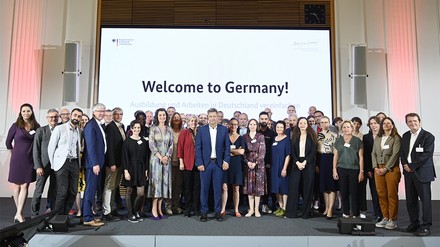 Gruppenbild mit allen Teilnehmern der Dialogveranstaltung „Welcome to Germany! Ausbildung und Arbeiten in Deutschland vereinfachen“ mit Bundesminister Dr. Robert Habeck (Mitte) und den Vertretern der Hotelgruppe Novum Hospitality (Foto: © BMWK / Andreas Mertens) Gruppenbild mit allen Teilnehmern der Dialogveranstaltung „Welcome to Germany! Ausbildung und Arbeiten in Deutschland vereinfachen“