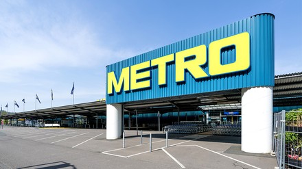 Metro Deutschland sagt Lebensmittelverschwendung den Kampf an. (Foto: © Björn Wylezich/stock.adobe.com) Eingangsbereich einer Metro Deutschland Filiale.