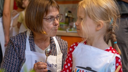 Ursula Nonnemacher (Bündnis 90/Die Grünen), Gesundheitsministerin von Brandenburg, kocht zusammen mit einem Mädchen. (Foto: © picture alliance/dpa | Sabrina Szameitat) Ursula Nonnemacher mit einem Mädchen