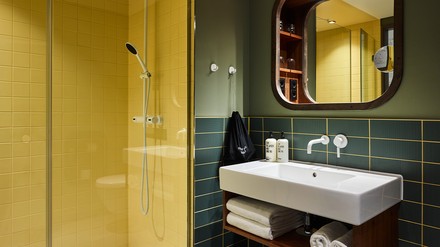 Insgesamt 170 Bäder erstrahlen jetzt im 25hours Hotel HafenCity in neuem Glanz. (Foto: © Stephan Lemke) Badezimmer im 25hours Hotel HafenCity