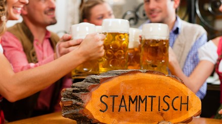 Das Wirtshaus ist als Kulturträger und sozialer Dreh- und Angelpunkt ein essenzieller Bestandteil eines attraktiven Alltags- und Urlaubsraums in Bayern und sowohl für Gäste als auch für Einheimische ein wichtiger Pfeiler der bayerischen Lebensqualität. Viele kleine, traditionsreiche Wirtshäuser im ländlichen Raum mussten jedoch in den letzten Jahren in Bayern schließen. (Foto: Kzenon/stock.adobe.com) Das Wirtshaus ist als Kulturträger und sozialer Dreh- und Angelpunkt ein essenzieller Bestandteil eines attraktiven Alltags- und Urlaubsraums in Bayern und sowohl für Gäste als auch für Einheimische ein wichtiger Pfeiler der bayerischen Lebensqualität. Viele kleine, traditionsreiche Wirtshäuser im ländlichen Raum mussten jedoch in den letzten Jahren in Bayern schließen.