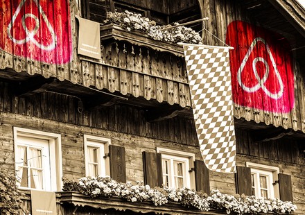 Ein Landhaus mit dem Airbnb-Logo