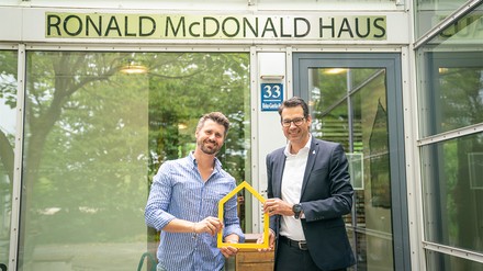 Adrian Köstler, Vorstand McDonald’s Kinderhilfe Stiftung, begrüßt Thore Schölermann als neuen Schirmherrn des Ronald-McDonald-Hauses München-Großhadern. (Foto: © McDonald’s Kinderhilfe Stiftung/Tin-Kai Chan) Adrian Köstler und Thore Schölermann
