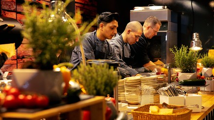 Köche von Gauls Catering beim Zubereiten von Speisen