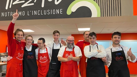 Nico Acampora (Mitte) und sein Team von Kellnern und Pizzabäckern vom Restaurant PizzAut. In dem norditalienischen Restaurant arbeiten junge Menschen mit Autismus als Pizzabäcker und Kellner. (Foto: © picture alliance/dpa | Robert Messer) Nico Acampora und sein Team