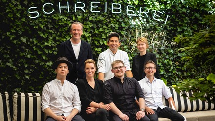 Von links oben nach rechts: Geschäftsführender Gesellschafter Marc Uebelherr, Geschäftsführender Gesellschafter & Executive Chef Tohru Nakamura, Restaurantleiterin & Sommelière „Tohru in der Schreiberei“ (1. Stock) Julia Kolbeck; von links unten nach rechts: Restaurantleiter Schreiberei (Erdgeschoss) Alain Tran, Betriebsleiterin Schreiberei (Erdgeschoss) Paula Rappenglück, Küchenchef „Schreiberei" (Erdgeschoss) Joshua Covington und Küchenchef „Tohru in der Schreiberei“ (1. Stock) Dominik Schmid (Foto: © Die Schreiberei) Von links oben nach rechts: Geschäftsführender Gesellschafter Marc Uebelherr, Geschäftsführender Gesellschafter & Executive Chef Tohru Nakamura, Restaurantleiterin & Sommelière „Tohru in der Schreiberei“ (1. Stock) Julia Kolbeck; von links unten nach rechts: Restaurantleiter Schreiberei (Erdgeschoss) Alain Tran, Betriebsleiterin Schreiberei (Erdgeschoss) Paula Rappenglück, Küchenchef „Schreiberei" (Erdgeschoss) Joshua Covington und Küchenchef „Tohru in der Schreiberei“ (1. Stock) Dominik Schmid