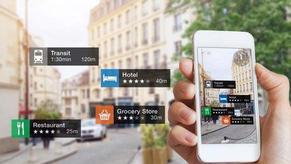 Eine Hand hält ein Smartphone auf der mehrere Sterne-Bewertungen aufgerufen sind