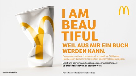 McDonald‘s Deutschland ruft mit leeren Verpackungen zur Ressourcenwertschätzung auf. (Foto: © McDonald’s Deutschland) Papierbecher von mcDonald’s