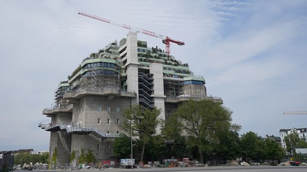 Die Begrünung und der Aufbau auf dem Bunker am Heiligengeistfeld soll noch in diesem Jahr abgeschlossen werden. (Foto: © picture alliance/dpa | Marcus Brandt) Blick auf den begrünten und bepflanzten Aufbau auf dem Dach des Hochbunkers auf dem Heiligengeistfeld.