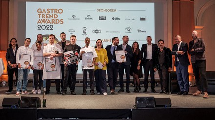 Siegerfoto bei den Gastro Trend Awards 2022. (Foto: © Stefan Hoening/Gastro Trend Awards) Die Sieger der „Gastro Trend Awards 2022“ auf einer Bühne.