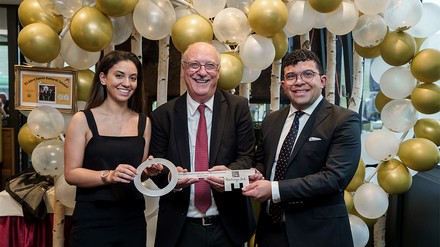 Schlüsselübergabe: Familie Banhardt feiert 30-jähriges Jubiläum und den erfolgreichen Generationswechsel auf dem Feldberg; v. l. n. r: Nathalie Banhardt, Thomas Banhardt und Sebastian Banhardt (Foto: © Feldberger Hof) Nathalie Banhardt, Thomas Banhardt und Sebastian Banhardt