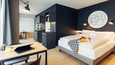 Dunklere Farbtöne und hochwertige Materialien kennzeichnen die Zimmer des neuen Harry’s Home Zürich-Limmattal in der Schweiz. (Foto: © harry’s home hotels & apartments/Daniel Zangerl)