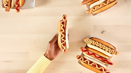 IKEA luncht den Plant Hotdog. Deutschland ist eines der ersten Länder, in denen die vegane Alternative serviert wird. (Foto: © Inter IKEA Systems B.V.) IKEA luncht den Plant Hotdog. Deutschland ist eines der ersten Länder, in denen die vegane Alternative serviert wird.