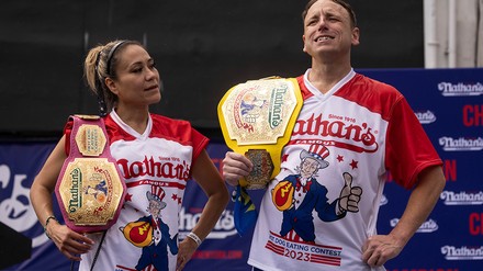 Miki Sudo und Joey Chestnut bleiben beim Nathan’s Hot Dog Eating Contest ungeschlagen. (Foto: © picture alliance / ASSOCIATED PRESS | Yuki Iwamura) Miki Sudo und Joey Chestnut bleiben beim Nathan’s Hot Dog Eating Contest ungeschlagen.