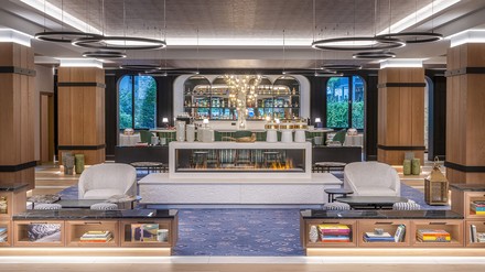 In der Lobby wirkt ein meerblauer Teppich wie ein erfrischendes Wasserbecken. (© Foto: vision photos) Lobby mit Bar im DoubleTree by Hilton Berlin Ku’damm