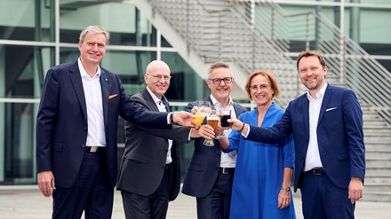 drinktec und BrauBeviale schließen sich zusammen. (v.l.n.r. CEO NürnbergMesse Peter Ottmann, CEO Messe München Dr. Reinhard Pfeiffer, CEO YONTEX Rolf Keller, Executive Vice President YONTEX Petra Westphal, CEO Messe München Stefan Rummel) (Foto: © Messe München) drinktec und BrauBeviale schließen sich zusammen. (v.l.n.r. CEO NürnbergMesse Peter Ottmann, CEO Messe München Dr. Reinhard Pfeiffer, CEO YONTEX Rolf Keller, Executive Vice President YONTEX Petra Westphal, CEO Messe München Stefan Rummel)
