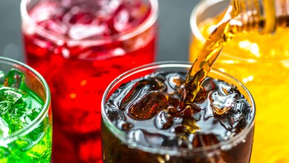 Getränk wird ins Glas geschüttet