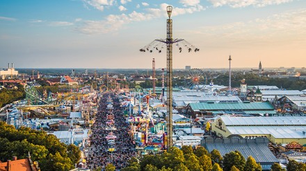 In fast zwei Monaten startet wieder das Münchner Oktoberfest. Bereits jetzt beginnen die Aufbauarbeiten hierfür. (Foto: © anahtiris/stock.adobe.com) Oktoberfest