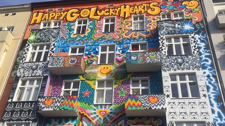 Die Energie der kunstvollen Fassade des Happy Go Lucky Hotel & Hostels soll nun auch ins Innere gebracht werden. (Foto: © Happy Go Lucky Hotel & Hostel) Fassade des Happy Go Lucky Hotel & Hostels