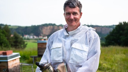 Rico Heinzig, Chef der myHONEY BIO-Imkerei in Sachsen und Preisträger des renommierten London Honey Awards, ist ein erfolgreicher Imker und gilt als Experte im Bereich Bienen und Umweltschutz. (Foto: © MyHONEY BIO-Imkerei) Rico Heinzig, Chef der myHONEY BIO-Imkerei in Sachsen und Preisträger des renommierten London Honey Awards, ist ein erfolgreicher Imker und gilt als Experte im Bereich Bienen und Umweltschutz.