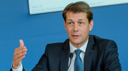 Guido Zöllick warnt vor den Folgen einer Steuerhöhung und fordert: „7 Prozent Mehrwertsteuer auf Speisen müssen bleiben!“ (Foto: © DEHOGA Bundesverband/Svea Pietschmann) Guido Zöllick