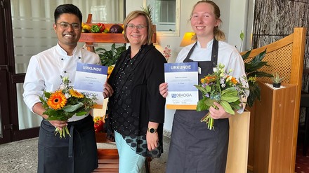 Regionaldirektorin Cindy Beck (Mitte) gratuliert den Koch-Auszubildenden Karan Panchal (links) und Sabrina Lamos (rechts) zu ihrem Erfolg bei den Dehoga Landesmeisterschaften in den gastgewerblichen Ausbildungsberufen. (Foto: © Carsten Kühn) Regionaldirektorin Cindy Beck (Mitte) gratuliert den Koch-Auszubildenden Karan Panchal (links) und Sabrina Lamos (rechts) zu ihrem Erfolg bei den Dehoga Landesmeisterschaften in den gastgewerblichen Ausbildungsberufen.