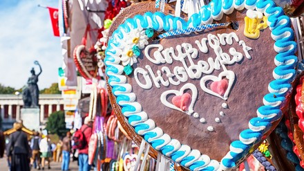 Gibt es in diesem Jahr kostenloses Trinkwasser auf der Wiesn? (Foto: © fottoo/stock.adobe.com) Ein Lebkuchenherz vom Münchener Oktoberfest mit der Aufschrift: „Grüße vom Oktoberfest!“