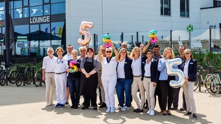 Viele Mitarbeiter sind seit dem ersten Tag im aja Resort Travemünde, das nun den 5. Geburtstag feiert. (Foto: © Sarah Zahn) Viele Mitarbeiter sind seit dem ersten Tag im aja Resort Travemünde, das nun den 5. Geburtstag feiert.