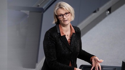 Anja Karliczek, hier bei einer Rede im Deutschen Bundestag, warnte in einem Gespräch mit der „Neuen Osnabrücker Zeitung“ vor den Folgen der Mehrwertsteuererhöhung in der Gastronomie. (Foto: © picture alliance / Flashpic | Jens Krick) Anja Karliczek