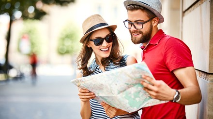 Die Tourismusbranche erholt sich weiter: Im Mai haben erstmals in diesem Jahr wieder mehr Touristen in Deutschland übernachtet als im Vergleichsmonat des Vor-Corona-Jahres 2019. (Foto: © baranq/stock.adobe.com) Pärchen, das auf Stadtkarte schaut