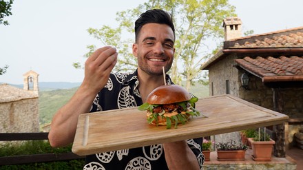 Stefano Zarrella präsentiert den von ihm entwickelte Aktionsburger „Amore“. (Foto: © Hans im Glück) Stefano Zarrella